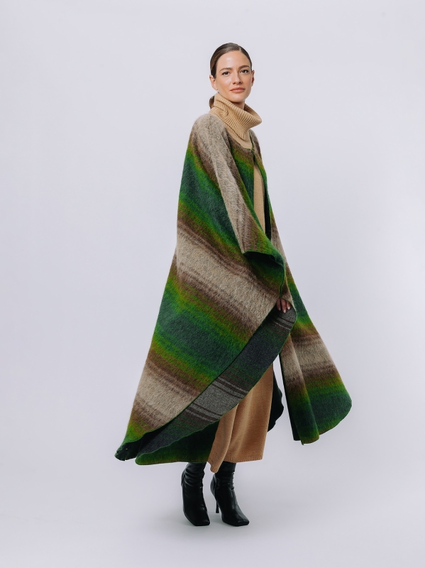 Poncho over in lavorazione ALPACA - Edizione Limitata