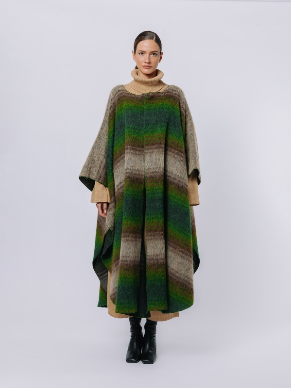 Poncho over in lavorazione ALPACA - Edizione Limitata