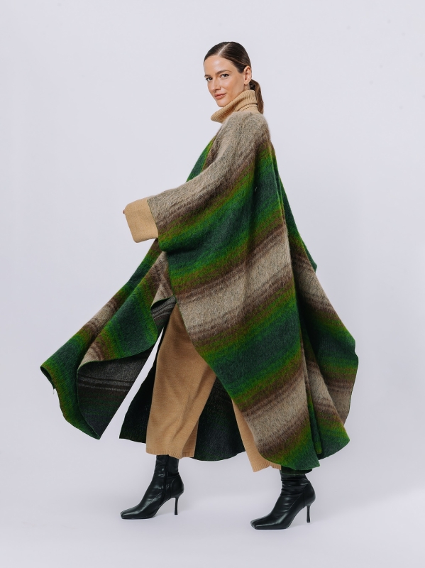 Poncho over in lavorazione ALPACA - Edizione Limitata