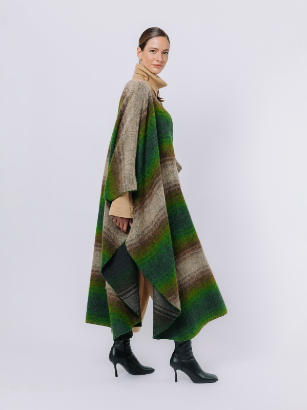 Poncho over in lavorazione ALPACA - Edizione Limitata