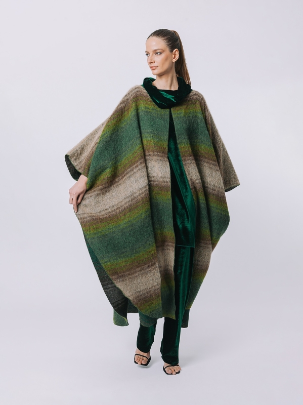 Poncho over in lavorazione ALPACA - Edizione Limitata