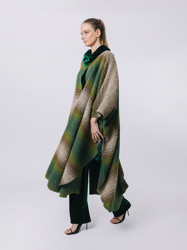 Poncho over in lavorazione ALPACA - Edizione Limitata