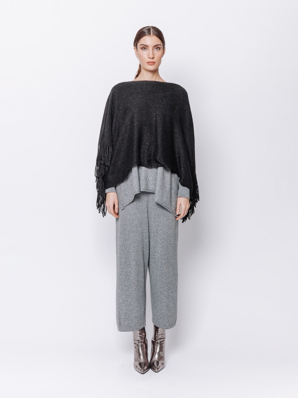 Knitted poncho with fringes